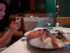 Natural boobs Eva Sedona loves teasing and gets kinky in the tub