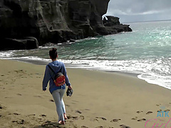 Pov beach date turns into steamy handjob session