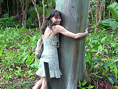 Brunette Vera King with natural tits gets fingered in the car