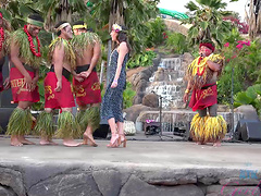 Gorgeous Vera King enjoys while being pleasured in public