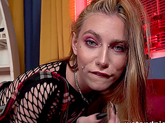 Video of kinky Dalia pissing and pleasuring her pussy with fingers