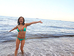 Solo girl shows off her natural tits at the beach