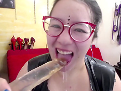 Glasses-clad babe pleasures herself with toys on webcam