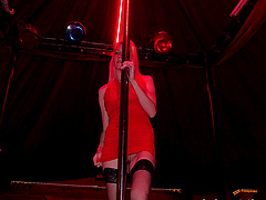 Blonde bombshell Fanny Bell gives a mind-blowing blowjob