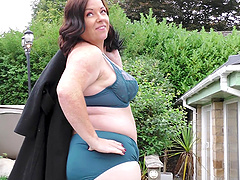 Mature bbw shows off her big natural tits and shaved pussy