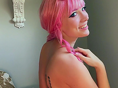 Natural tits and shaved pussy: a tantalizing solo show