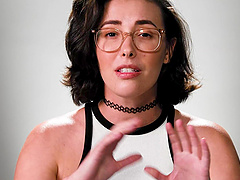 Glasses-wearing brunette milf gets herself off