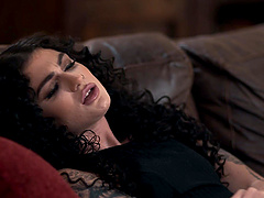 Tattooed hottie gives her man a mind-blowing blowjob