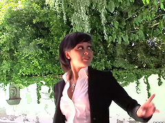 Tattooed babe Mia Austin gives a sloppy blowjob