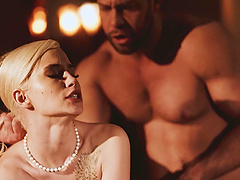 Natural tits babe takes a licking before riding doggystyle