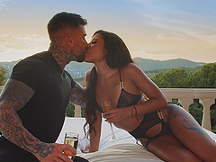 Natural tits bouncing in a hot outdoor scene