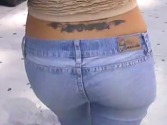 Pretty brunette allows some blone eat her vag in a car