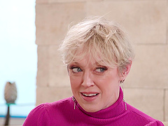 Busty milf Dee Williams enjoys a hot ffm threesome