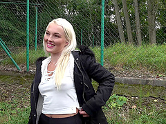 Blondie Lovita gives a sloppy BJ in the car