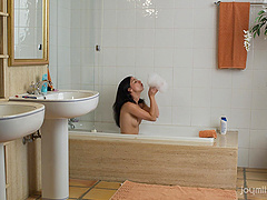 Babes Fivia's sensual solo session in the bath