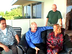 Two men watch how this slutty milf gets balled