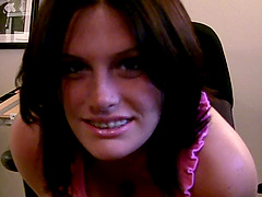 Foxy Lindsey Performs Delicious Solo For Webcam