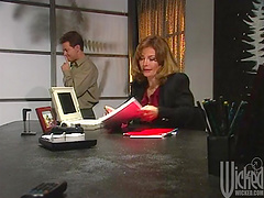 Juli Ashton swallows cum after enjoying DP in a MMF thresome close up